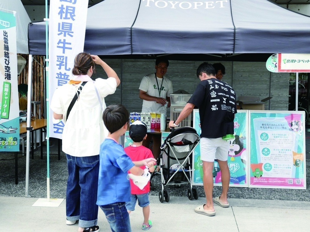 牛乳の無料試飲の様子2