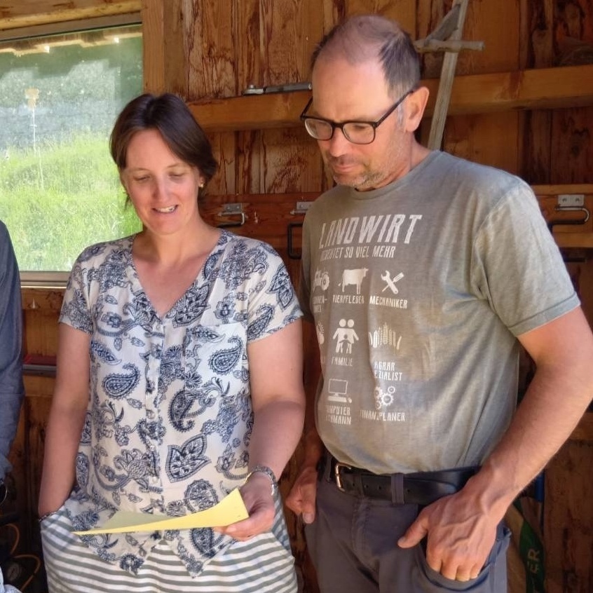 ドイツ語に変換した質問状を見てもらっているところ